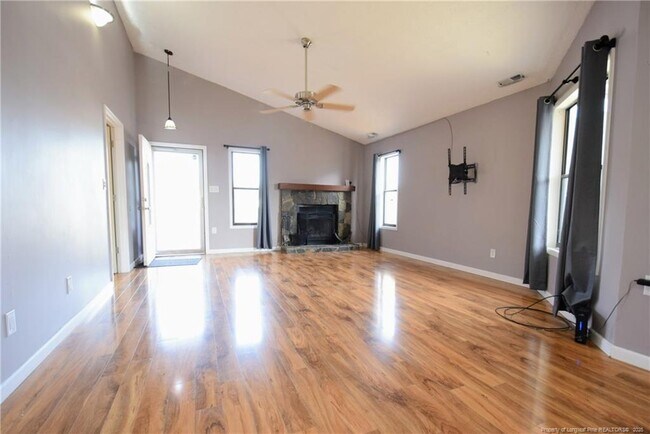 Building Photo - 733 Mosswood Ln