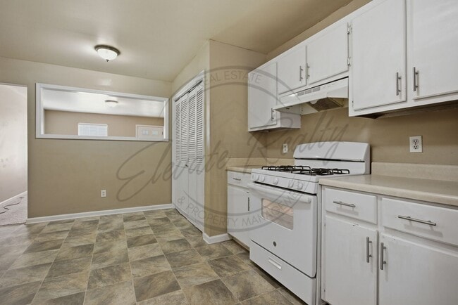 Building Photo - SPRING SPECIAL: 1/2 OFF FIRST MONTHS RENT - Two Bedroom Ranch Duplex in Columbia!