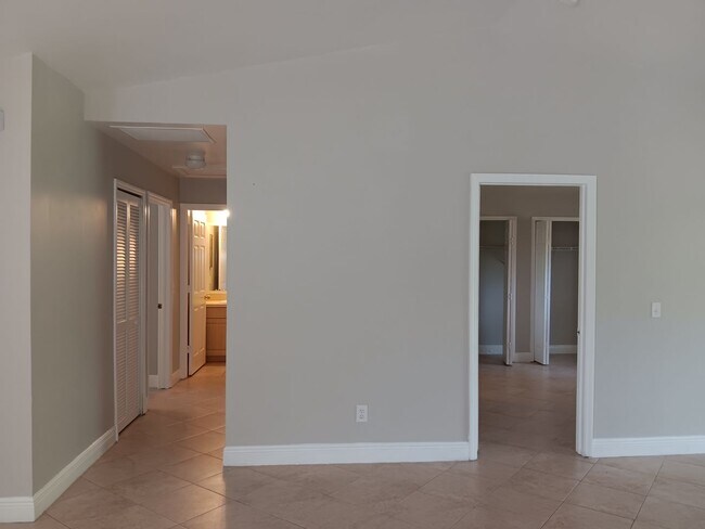 Building Photo - 3 Bedroom 2 Bath Duplex