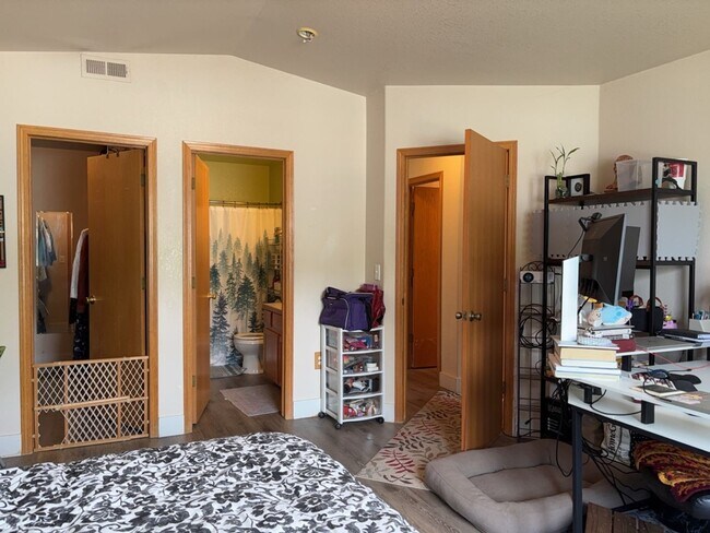 Building Photo - STUDENTS WELCOME! 3 Bed, 2 Bath Duplex in West Fort Collins close to Foothills