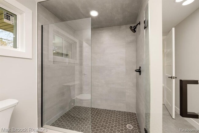 Building Photo - 5240 Clarendon Crest St