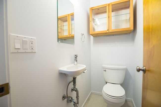 Building Photo - 2 bedroom 1.5.bathroom 1 off street parking