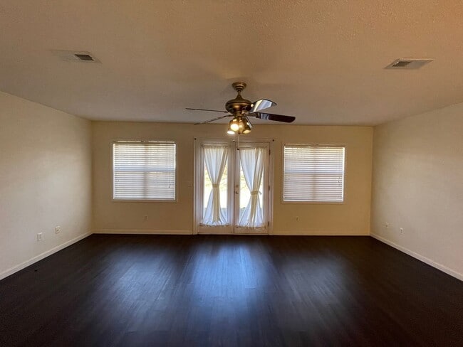 Building Photo - 118 W Briar Dr