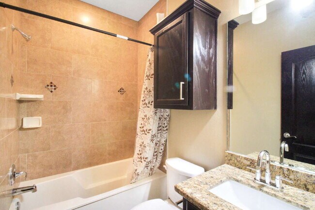 Building Photo - "Charming 3-Bedroom Oasis with 2 Full Baths on Colorado Avenue, McAllen!"