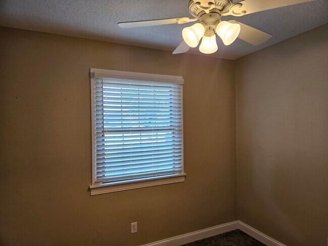 Building Photo - 3BR-1.5BA Split Level House - Washington M...