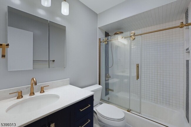 Building Photo - 253 Park Ave