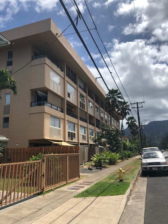 Building Photo - SPACIOUS GROUND FLOOR condo w/ 1/1/1pkg co...