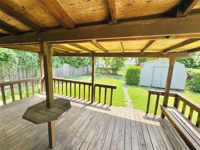 Building Photo - 816 Lakeside Dr