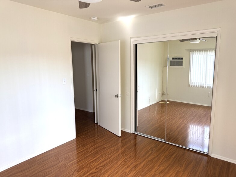 Front BR with mirrored wardrobe - 4445 Murietta Ave