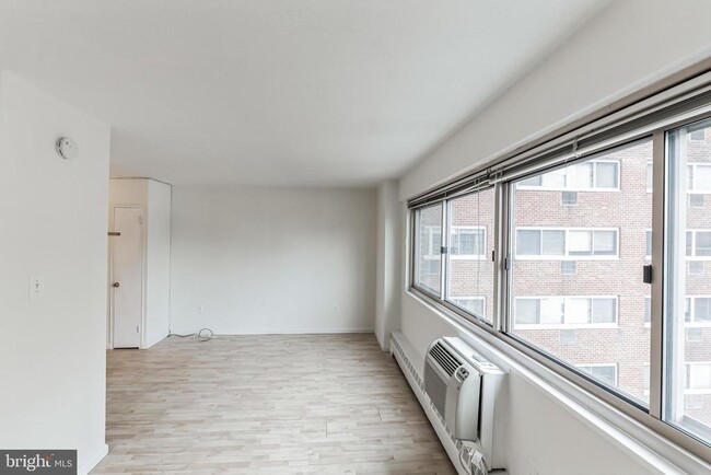 Building Photo - 2101-17 Chestnut St