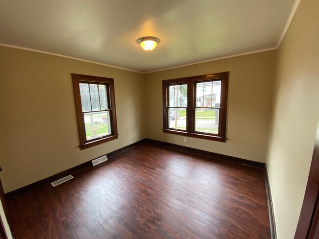 Building Photo - Two Bedroom Home on Marland Heights