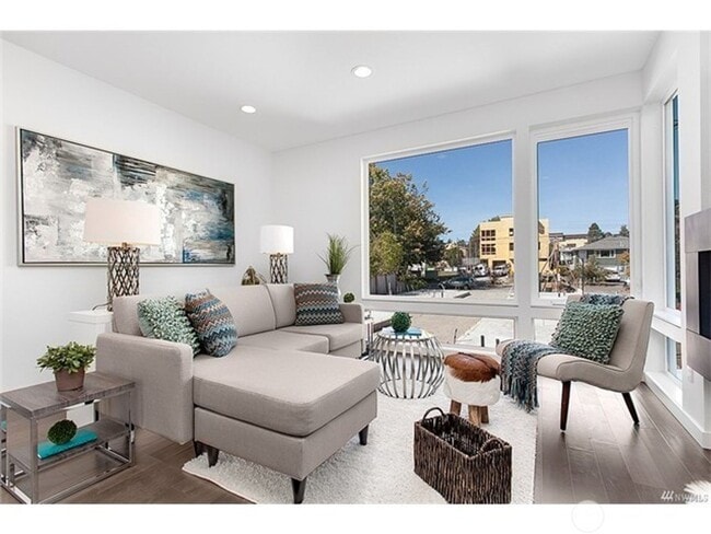 Building Photo - Newer Ballard 3 Bedroom Townhome - Attache...
