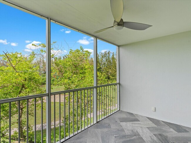 Building Photo - 3150 N Palm Aire Dr