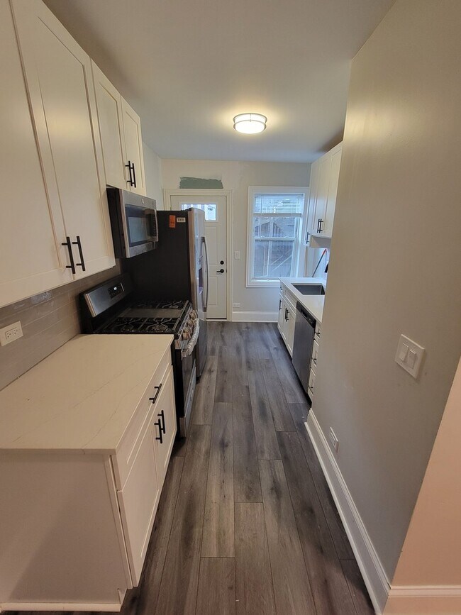 Building Photo - 6430 N Richmond St