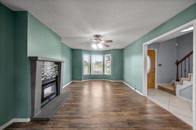 Building Photo - Nice Home on Cul-Du-Sac Large Backyard clo...