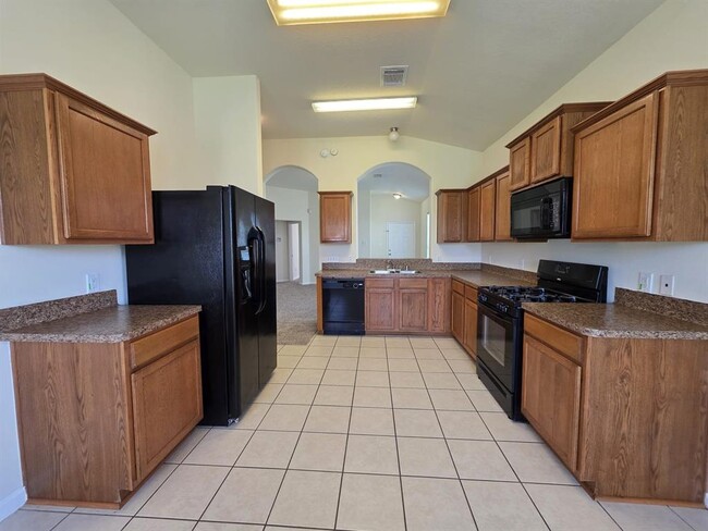 Building Photo - 2026 Makenna Ln