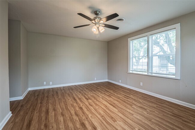 Building Photo - 203 Beatrice