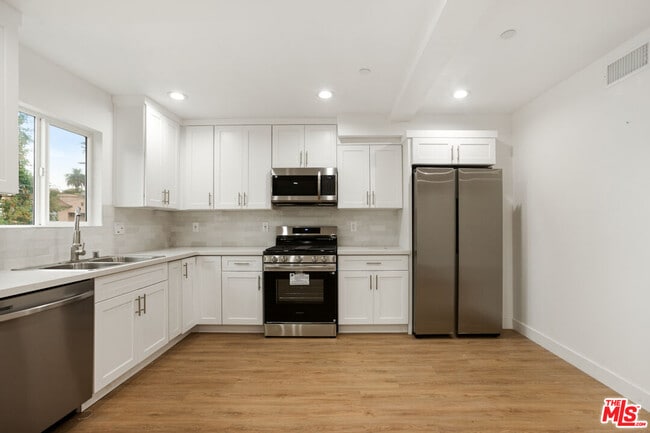 Building Photo - 4232 Rosewood Ave