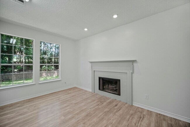 Building Photo - 1100 Hyde Park Dr
