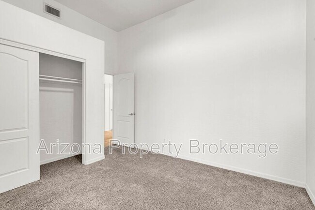 Building Photo - 1988 E Divot Dr