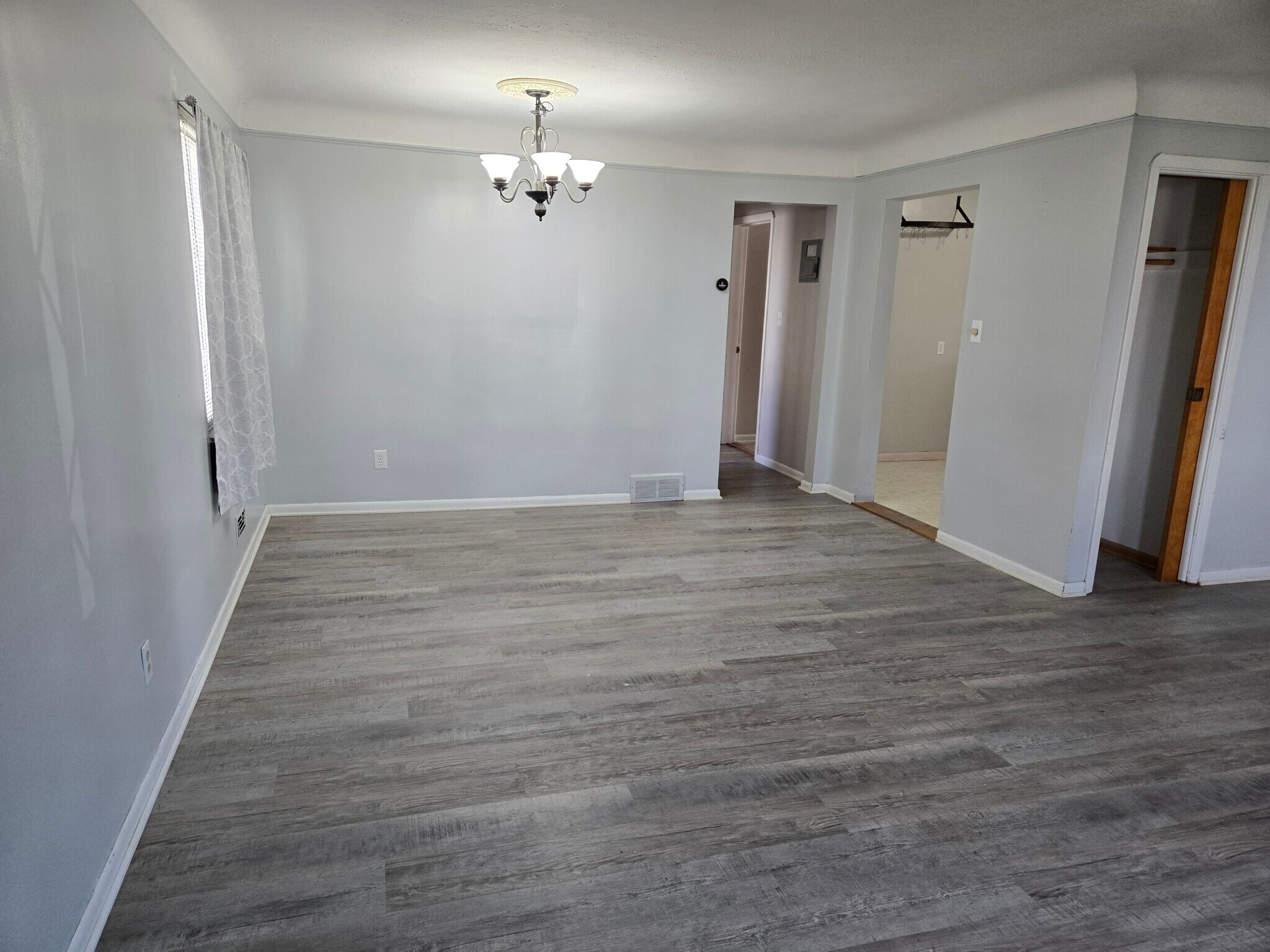Building Photo - 8221 Pelham Dr