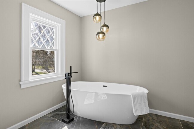 Building Photo - 90 Stoneleigh Ct
