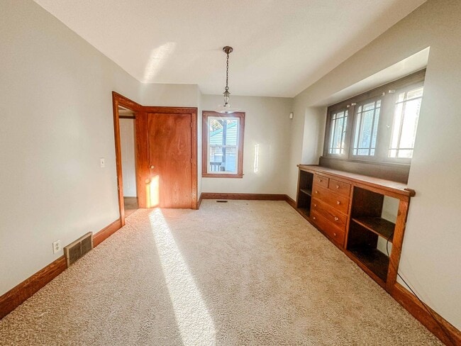 Building Photo - Very well maintained three bedroom house w...