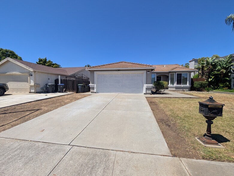 Building Photo - 1605 Paseo Flores Dr