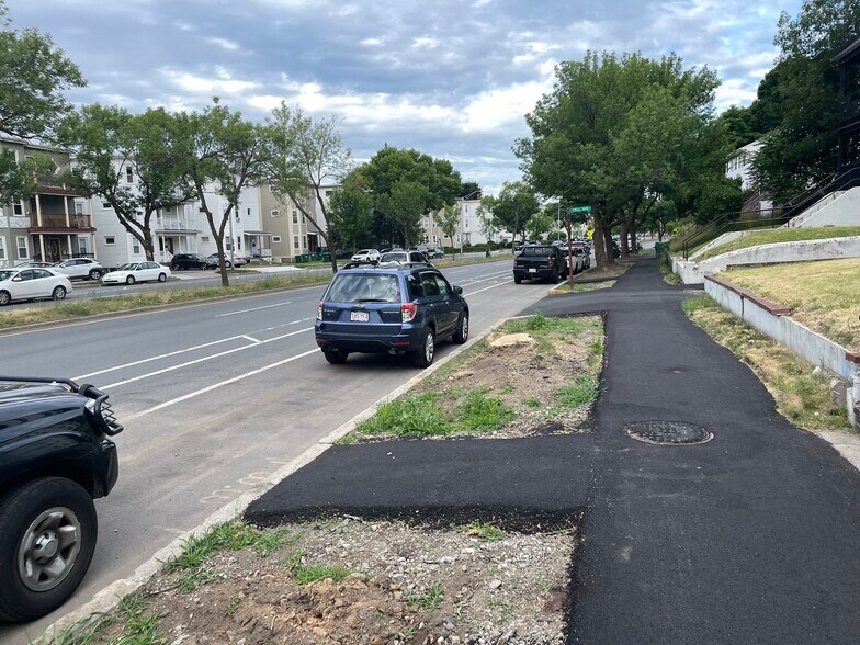 Building Photo - 163 Fellsway W