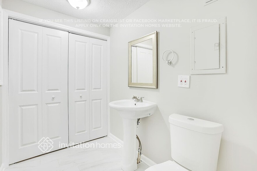 Building Photo - 4930 Springbrook Dr