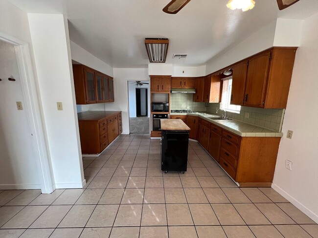 Building Photo - Reedley Country Home For rent