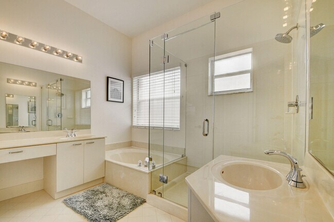 Building Photo - 2418 Westmont Dr