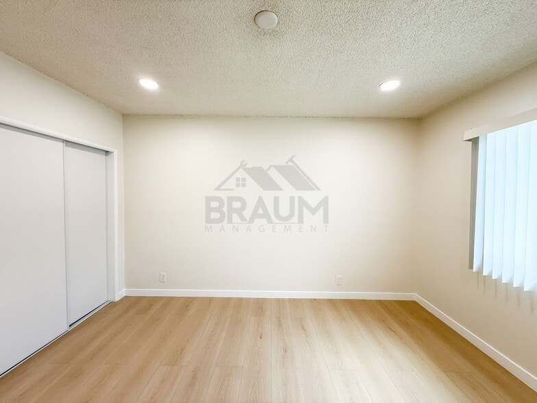 Building Photo - 13129 Oxnard St