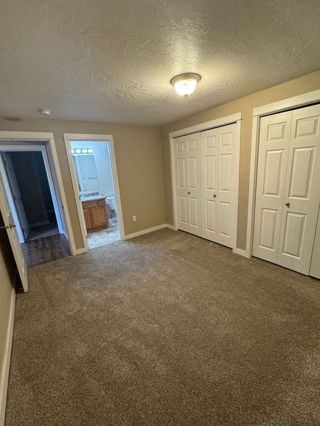 Building Photo - Gorgeous 4 bedroom, 2 bath, Albany