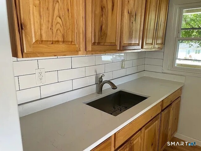 Building Photo - 180 Circle Dr