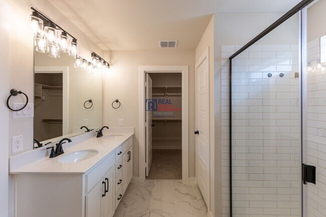 Building Photo - Spacious Glen Rose Home with Open Floorplan & Office Space