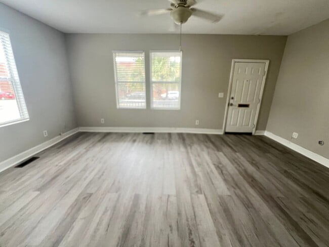 Building Photo - 2 Bedroom 1 Bath Apartment - Downtown Charleston