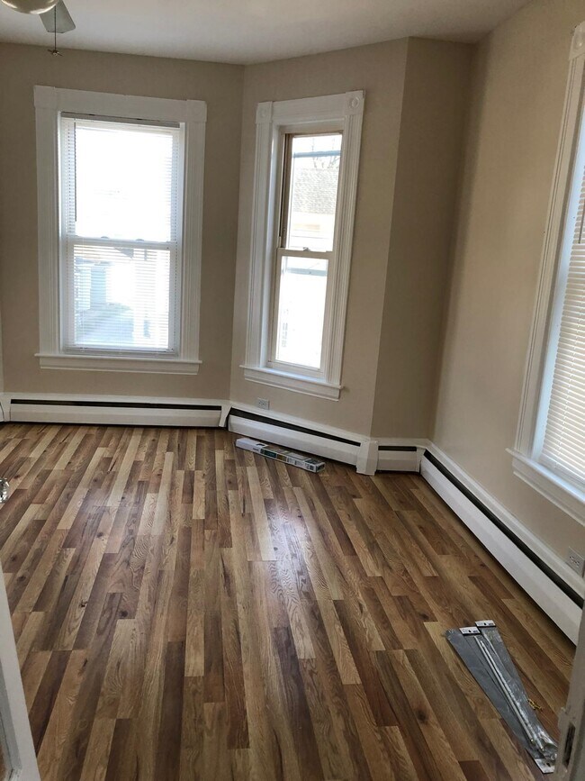 Building Photo - 390 Pearl St