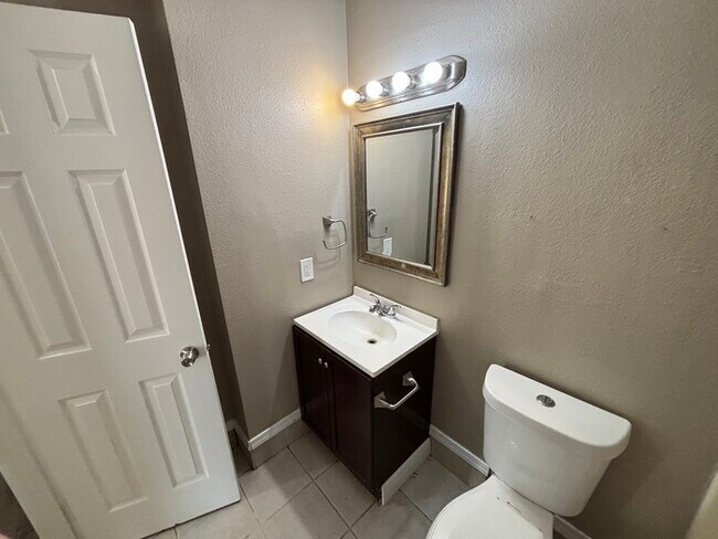 Building Photo - 3 bed 2 bath home