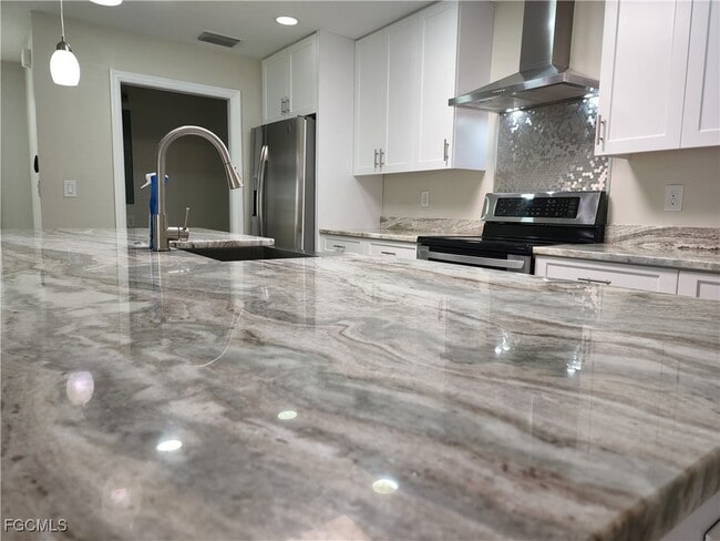 Building Photo - 100 Roosevelt Ave