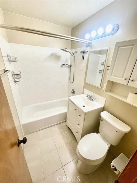 Building Photo - 2217 S Grand Ave