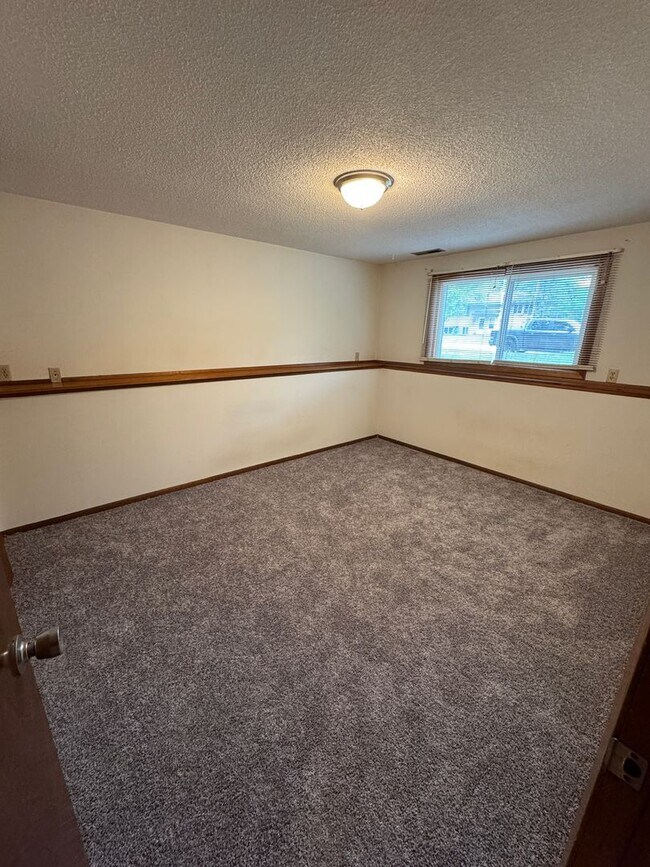 Building Photo - 2 Bed 1.5 Bath, Yard and shed, 2 Off stree...