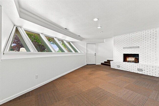 Building Photo - Remodeled Mid-Century 3-Bedroom, 2.5-Bath Home in a Highly Desirable Boise Neighborhood