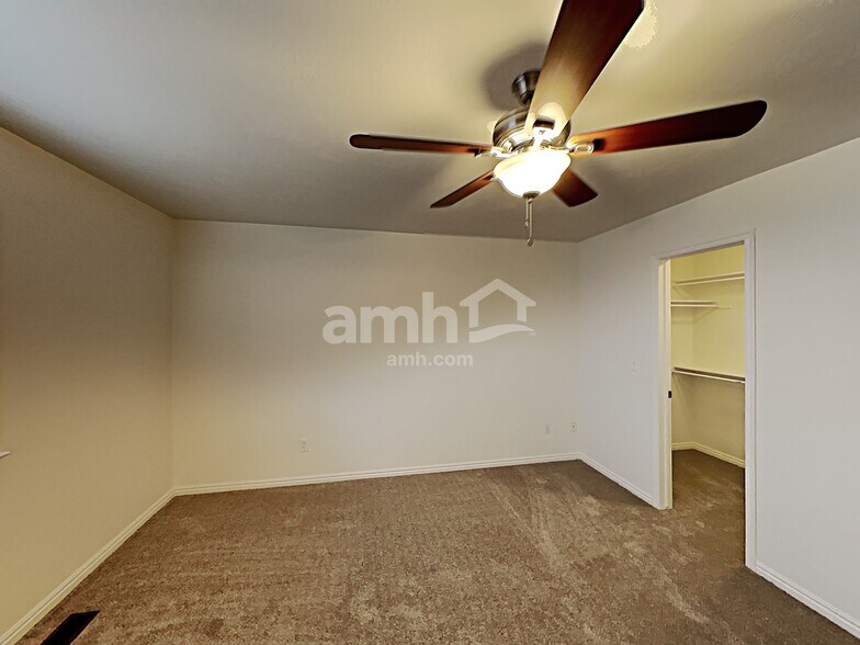 Building Photo - 2558 75 E