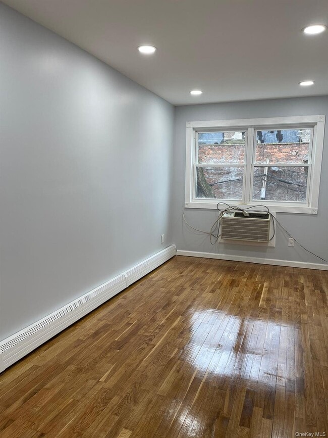 Building Photo - 987 Halsey St