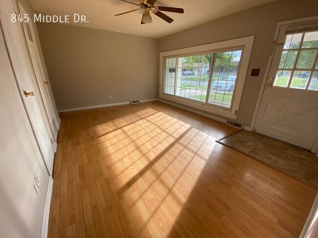 Building Photo - 845 Middle Dr