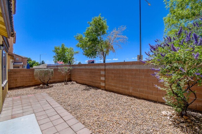 Building Photo - 3 Bed Home - Open Floor Design - Community Pool - New Everything Inside