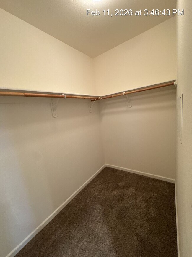 Building Photo - 4 Bedroom home! Rent Ready NW Visalia!