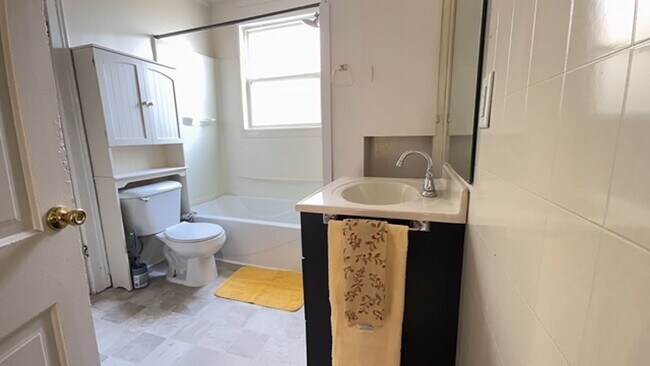 Building Photo - 629 Otter Ave