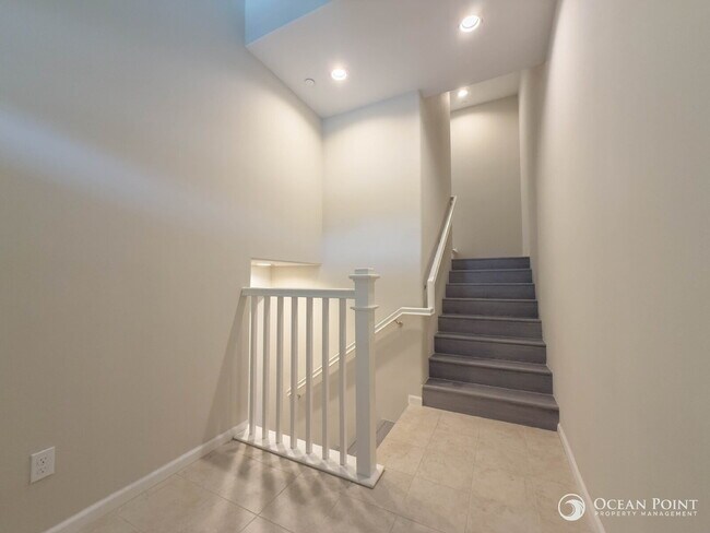 Building Photo - 3 Bedroom Condo for Rent in Oxnard by the ...